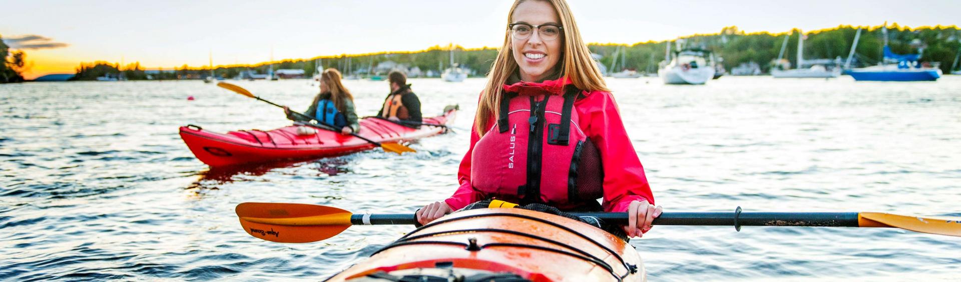 KayakerenjoyingthewaterinBaddeck.